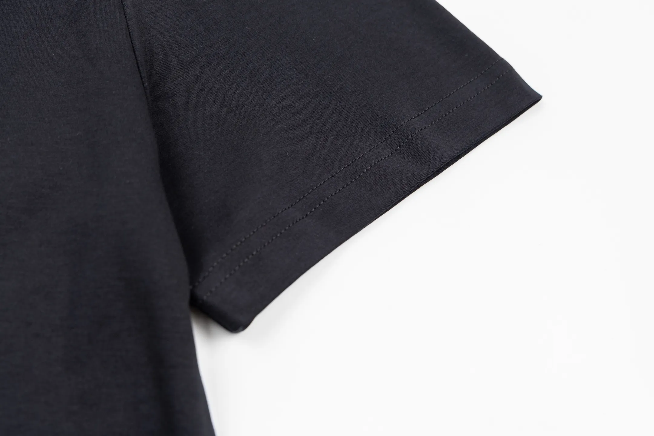 🅿️270 1v 25FW handwritten logo embroidered short sleeves. The fabric is made of 60S 170g double-sided single yarn fabric, and the rib is made of 32S 300g double yarn stretch rib. This T-shirt is made from soft cotton knit, with a slightly nipped waist and ribbed crew neck for a relaxed fit. The handwritten Louis logo is embroidered on the chest, making it an elegant everyday choice. The yarn count is 60, which is a high-count cotton yarn that is delicate and soft. This fabric is based on the delicate texture of high-count cotton, and its double-sided weaving enhances practicality. The single-strand structure makes the fabric lighter and more breathable. Double-sided knitting technology has the same texture on the front and back. The fabric has a tight structure, good elasticity and is not easy to curl. It has a delicate touch and is suitable for close-fitting wear. Flat stitch embroidery three-dimensional craft is a special embroidery technique that uses flat stitch to create embroidery with a three-dimensional feel. This process creates a richer three-dimensional effect and layering by precisely controlling the depth and angle of the stitches and increasing the density and length. Size:XS-S-M-L